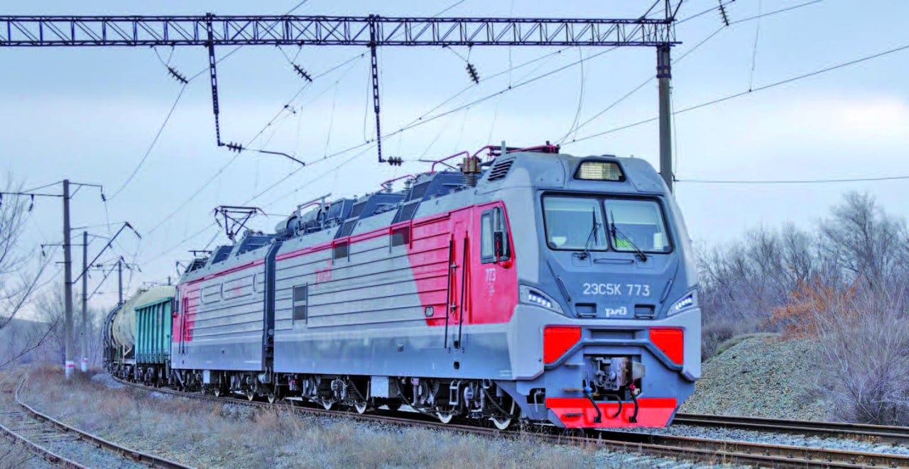 Пополнили парк локомотивов ЮУЖД В 2025 году в рамках инвестиционной программы ОАО РЖД на Южно Уральскую железную дорогу поступили 14 новых локомотивов 10 локомотивов серии 2ЭС5К Ермак 4 локомотива серии ТЭМ18ДМ Все они направлены в локомотивное депо Карталы Использование новых современных локомотивов позволяет повысить качество и надежность грузовых перевозок и выполнения маневровых работ снизить влияние на окружающую среду