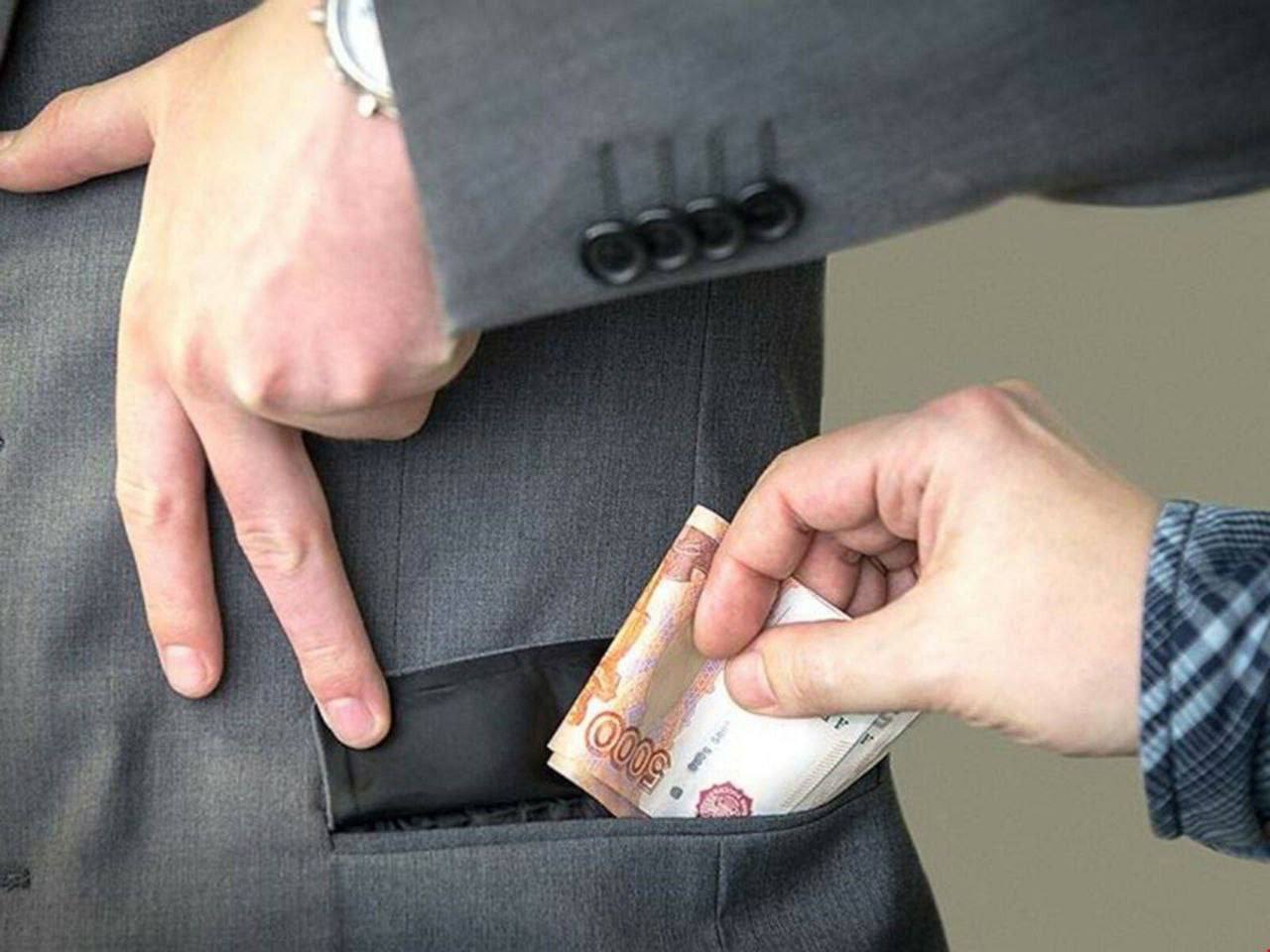 В Ставропольском крае осудили директора и кассира за взятки при обязательных работах Бывший директор и кассир муниципального предприятия получили условные сроки за коррупционные преступления С 2021 по 2024 год директор через кассира получил взятки на общую сумму 130 тысяч рублей от трёх местных жителей отбывавших обязательные работы За эти деньги осуждённые фактически не работали а в табелях учёта рабочего времени директор указывал ложные сведения Суд признал экс руководителя и бывшего кассира виновными в получении взяток служебном подлоге и посредничестве во взяточничестве Директору назначено 5 лет лишения свободы условно кассиру 4 года условно Оба лишены права работать в сфере ЖКХ на 3 и 2 года соответственно Взяткодатели также получили обвинительные приговоры