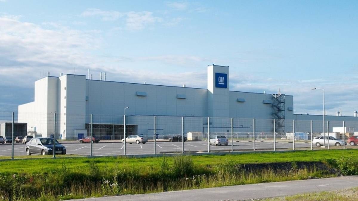 Бывший завод GM в Шушарах спустя 10 лет простоя вновь набирает персонал Сейчас эта площадка наряду с бывшими заводами Hyundai и Volkswagen входит в собственность АГР Здесь начнут собирать автомобили марок Omoda и Jaecoo под брендами Onvis и Jeland соответственно Холдинг АГР активно ищет персонал через hh ru Среди вакансий операторы линий техники комплектовщики зарплата до 81 тыс руб контролеры кузова и другие специалисты Производство начнется с крупноузловой сборки