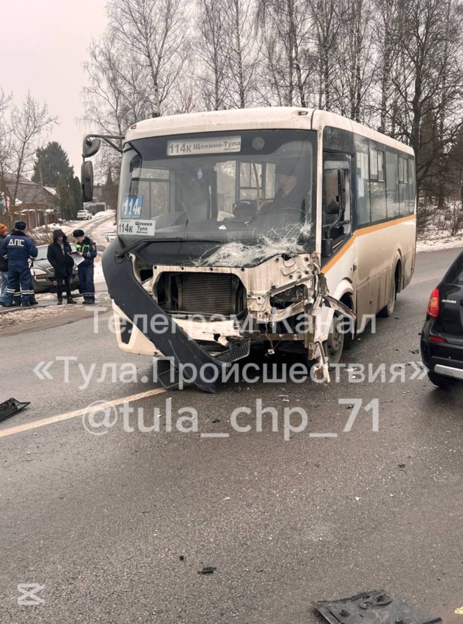 Автобус "Щекино-Тула" попал в ДТП на Косой Горе.  23 декабря около 12:45 на улице Набережной 79-летняя женщина за рулем "Мазды" попыталась обогнать автобус, но не убедилась в безопасности маневра и столкнулась с ним.   В результате женщина получила травмы и после оказания медицинской помощи была отпущена домой.