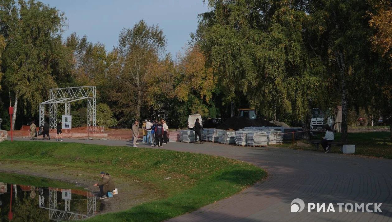 Новый подрядчик приступил к благоустройству входной группы у Белого озера в Томске Об этом сообщили в мэрии Подрядная организация уже расчистила площадку и готовится к укладке новой плитки На объекте работают три бригады которые трудятся в две смены Завершить работы планируется в течение месяца Первоначальный подрядчик не справился с обязательствами поэтому для выполнения задач был привлечен другой исполнитель Все работы должны быть завершены до 1 октября 2025 года Подписаться Регион 70   Прислать новость
