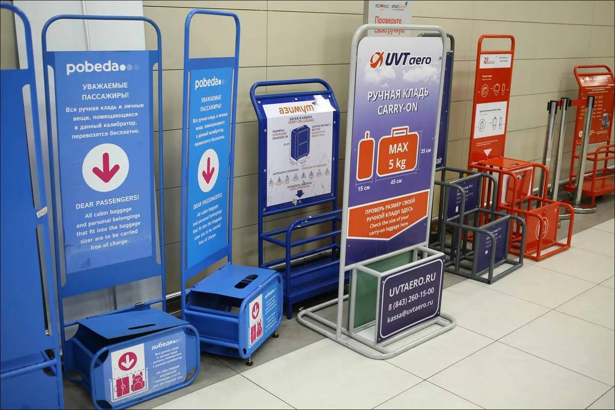 В России предлагают ввести единые нормы габаритов ручной клади для всех авиакомпаний Депутаты Госдумы от партии Новые люди выступили с инициативой установить общий минимальный стандарт размеров ручной клади чтобы пассажиры не сталкивались с разными требованиями у каждого перевозчика Сейчас правила регулируют в основном вес а размеры компании устанавливают самостоятельно из за этого пассажиры нередко вынуждены доплачивать за вещи которые спокойно помещаются в салоне но не проходят калибратор конкретной авиакомпании Предлагаем рассмотреть возможность внесения изменений в Федеральные авиационные правила с целью установления единого минимального стандарта габаритов ручной клади для всех российских авиакомпаний Этот стандарт должен ориентироваться на реальные размеры распространенных предметов багажа например стандартного городского рюкзака или портфеля что обеспечит разумный баланс между безопасностью полетов и комфортом пассажиров с учетом особенностей различных типов воздушных судов указано в тексте письма   Идея в том чтобы сделать правила понятными и едиными для всех без сюрпризов на выходе к посадке и внезапных доплат за слишком большой рюкзак