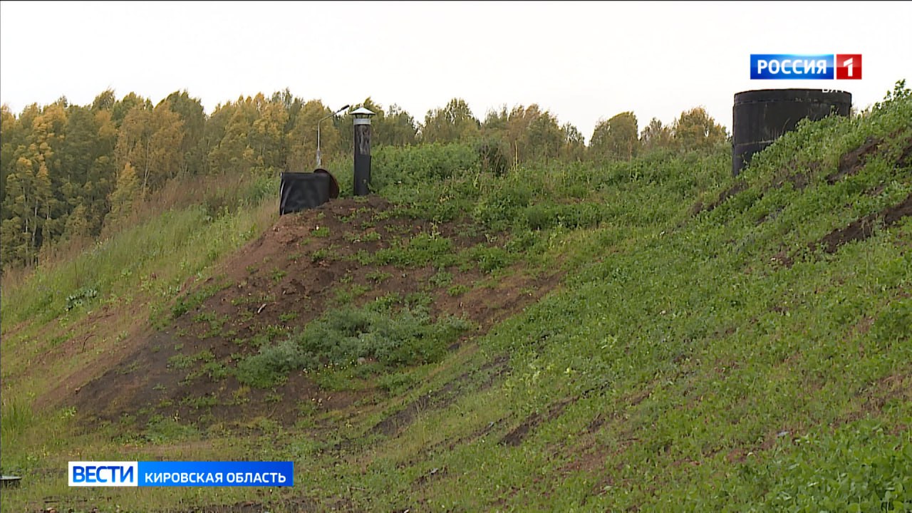 На месте рекультивированного полигона ТБО в п Костино могут сделать мототрек или лыжную трассу В администрации г Кирова уже рассматривают возможные варианты обустройства здесь места для активного отдыха горожан Отходы на бывшем полигоне надежно изолированы под саркофагом толщиной порядка 120 см состоящим из пяти слоев Сейчас объект представляет собой большой холм засеянный многолетними травами безопасный для природы и людей Сточные воды откачиваются и направляются на очистные сооружения все репортажи Вести Кировская область в МАХ