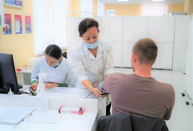 Диспансеризация помогает быть здоровым и жить долго Это происходит не со мной у меня все хорошо успокаиваем мы себя когда слышим очередную историю чудесного спасения пациента Посмотрели сюжет по телевизору прочитали статью в газете и благополучно забыли Именно так думала 67 летняя чебоксарка которая несколько месяцев испытывала дискомфорт в нижней части живота но внимания этому не придавала Однако врачи обнаружили у нее полип в прямой кишке биопсия которой имела злокачественную природу Для женщины это стало настоящим ударом но были и хорошие новости онкология на ранней стадии да и хирургическое вмешательство не предполагало полноценной операции В Республиканском клиническом онкологическом диспансере полип был удален эндоскопическим малоинвазивным методом без наркоза Эта женщина в числе более 524 тысяч жителей Чувашии проверила свое здоровье в 2025 году в ходе диспансеризации и профосмотров Примечательно что более 165 тысяч были направлены на второй этап исследований которые выявили более 26 тысяч заболеваний среди которых 18019 случаев сердечно сосудистых заболеваний 948 случаев злокачественных новообразований 2124 случая сахарного диабета 1785 случаев болезней органов дыхания 3466 случаев болезней пищеварения Кроме того в рамках диспансеризации особое внимание уделяется репродуктивному здоровью граждан В прошлом году такими обследованиями было охвачено более 149 тысяч человек в возрасте от 18 до 49 лет Это все не просто цифры это реальные люди и истории их жизни От того как мы относимся к своему здоровью зависит качество и продолжительность нашей жизни Начните новый 2026 год правильно с проверки своего здоровья ЛАРИСА ТАРАСОВА министр здравоохранения Чувашии Регулярное прохождение диспансеризации это эффективный инструмент для раннего выявления возможных заболеваний и предупреждения серьезных осложнений Своевременная диагностика позволяет выявить риски развития хронических болезней предупредить их развитие получить шанс на здоровое и активное долголетие