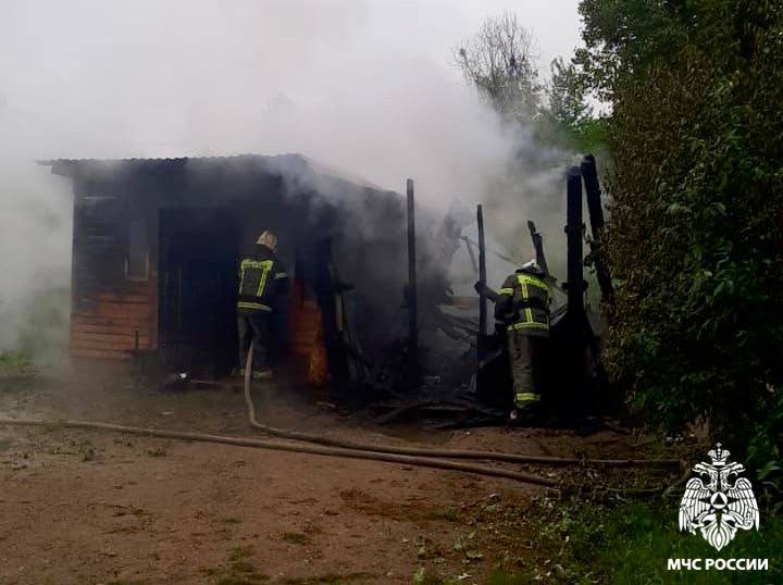 За #ДежурныеСутки огнеборцы МЧС России ликвидировали пожар в хозпостройке по улице Славы в селе Выльгорт на площади 18 квадратов. Пострадавших нет. Предварительная причина пожара – нарушение требований пожарной безопасности при эксплуатации отопительной печи. Главное управление МЧС России по Республике Коми напоминает: не храни дрова и уголь на предтопочном листе; не перекаливай печь; не используй печи, имеющие сквозные прогары и трещины; не оставляй без присмотра топящиеся печи, а также не поручай надзор за ними малолетним детям; установи пожарный извещатель - он предупредит об опасности. МЧС Республики Коми