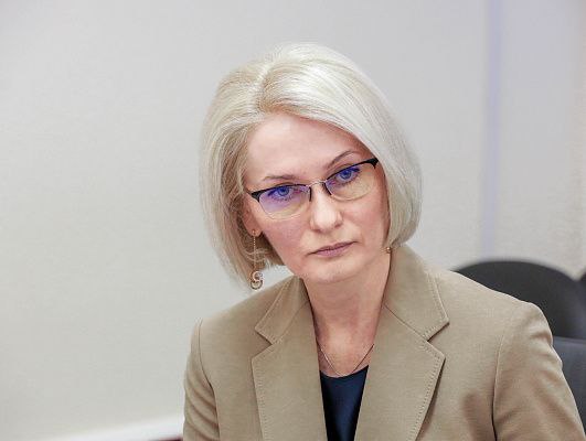 Госдума повышает эффективность среднего профессионального образования Государственная Дума приняла во втором и третьем чтениях закон, направленный на повышение эффективности среднего профессионального образования путем введения такой формы, как профессионалитет для обеспечения участия работодателей в образовательном процессе. В случае применения такой формы работодатели смогут принимать участие в управлении учебным заведением, организации образовательной деятельности на всех этапах разработки и реализации программ подготовки, включая практические занятия. В колледжах, где применяется форма профессионалитета, будут формироваться управляющие советы из представителей образовательной организации, ее учредителя и работодателей. Такой совет будет рассматривать и согласовывать образовательные программы, кандидатов на пост руководителя колледжа, объем приема учащихся на бюджетные места. «Этот шаг повысит уровень практической подготовки: экзамены будут проходить на реальном оборудовании», – отметила в своем канале в Телеграм вице-спикер ГД Виктория Абрамченко. По ее словам, ко второму чтению текст законопроекта доработан с учетом мнений регионов: уточнены полномочия управляющих и наблюдательных советов в СПО, которые теперь будут согласовывать образовательные программы и следить за их реализацией. «Детализированы методические основы проведения демонстрационного экзамена и порядок разработки контрольно-измерительных материалов. Результаты экзамена смогут признаваться как независимая оценка квалификации по профессии», – подчеркнула зампред ГД. Важно, считает Абрамченко, что новые нормы вступят в силу с 1 сентября 2026 года. «Это даст образовательным учреждениям время на подготовку», – заключила она.