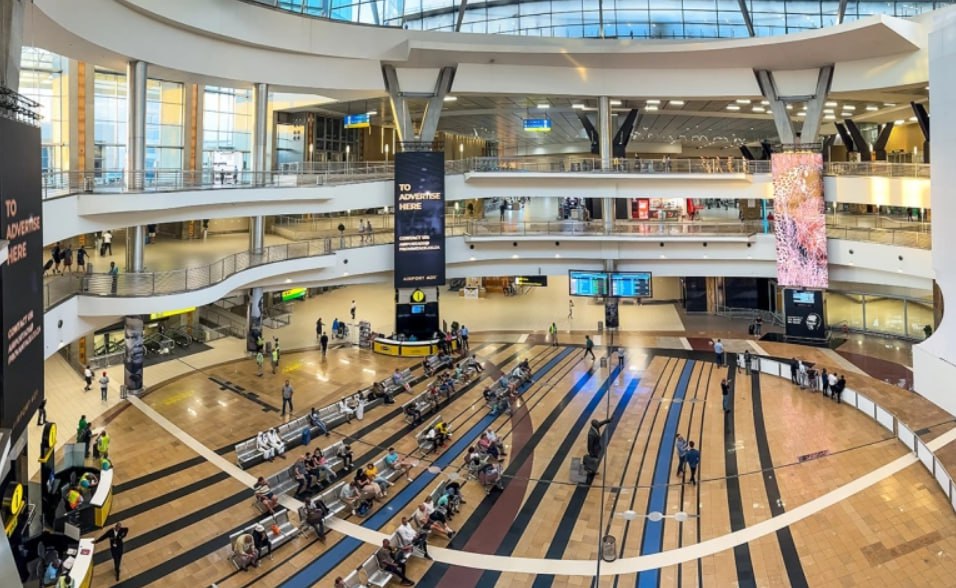 В ЮАР арестовали четырех мужчин направлявшихся в Россию заявило элитное спецподразделение полиции страны Hawks в X Они были арестованы в пятницу 28 ноября в Международном аэропорту имени О Р Тамбо недалеко от Йоханнесбурга по подозрению в нарушении закона О регулировании иностранной военной помощи Гражданам ЮАР запрещено оказывать военную помощь иностранным государствам или участвовать в боевых действиях в иностранных армиях без разрешения властей По данным Hawks подозреваемые следовали в Россию через ОАЭ Их вывели из зоны посадки после того как полиция аэропорта сообщила о мужчинах направлявшихся в Россию а затем доставили в отдел по борьбе с преступлениями против государства CATS Предварительное расследование показало что гражданка ЮАР предположительно способствовала их отъезду в Россию Еще один подозреваемый уже вылетел туда из ЮАР Фото Paul Saad Shutterstock РБК в Telegram и MAX