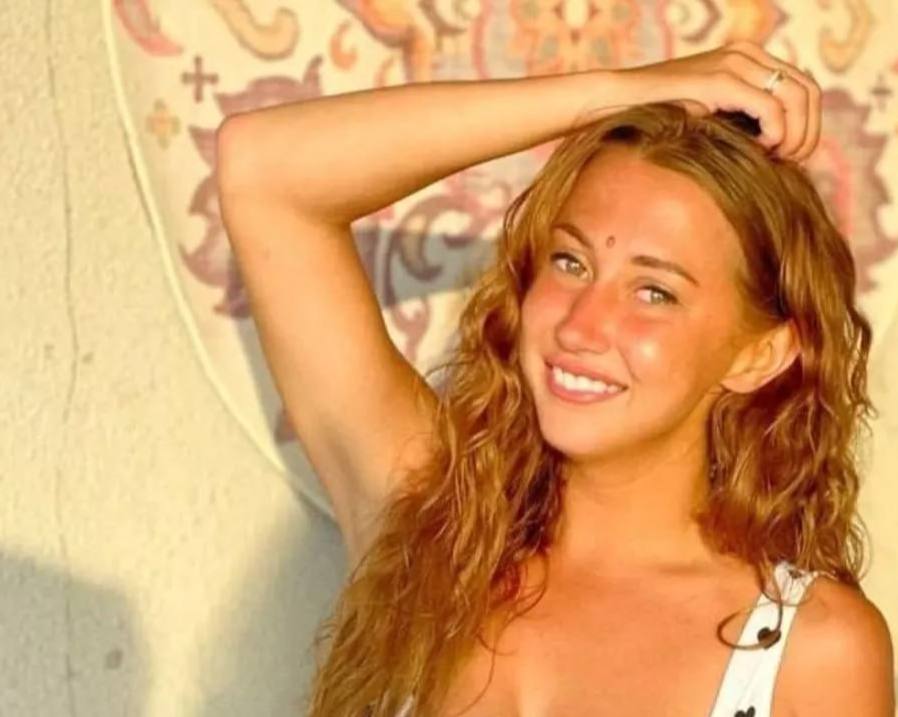 Дважды пропавшую во Владивостоке мать депортируют из Таиланда Россиянку Эрику Владыко дважды бросившую маленькую дочь и скрывавшуюся в Бангкоке депортируют в среду прямым рейсом Аэрофлота Бангкок Владивосток Женщину арестовали за нарушение визового режима после того как она исчезла оставив ребёнка одну в отеле Девочку нашли волонтёры и сотрудники посольства позже её забрала бабушка После освобождения Владыко вновь пропала а при задержании оказала сопротивление полиции По данным волонтёров женщина утверждала что за ней охотятся из за наследства на Самуи РОДИТЕЛИ ПРИМОРЬЯ