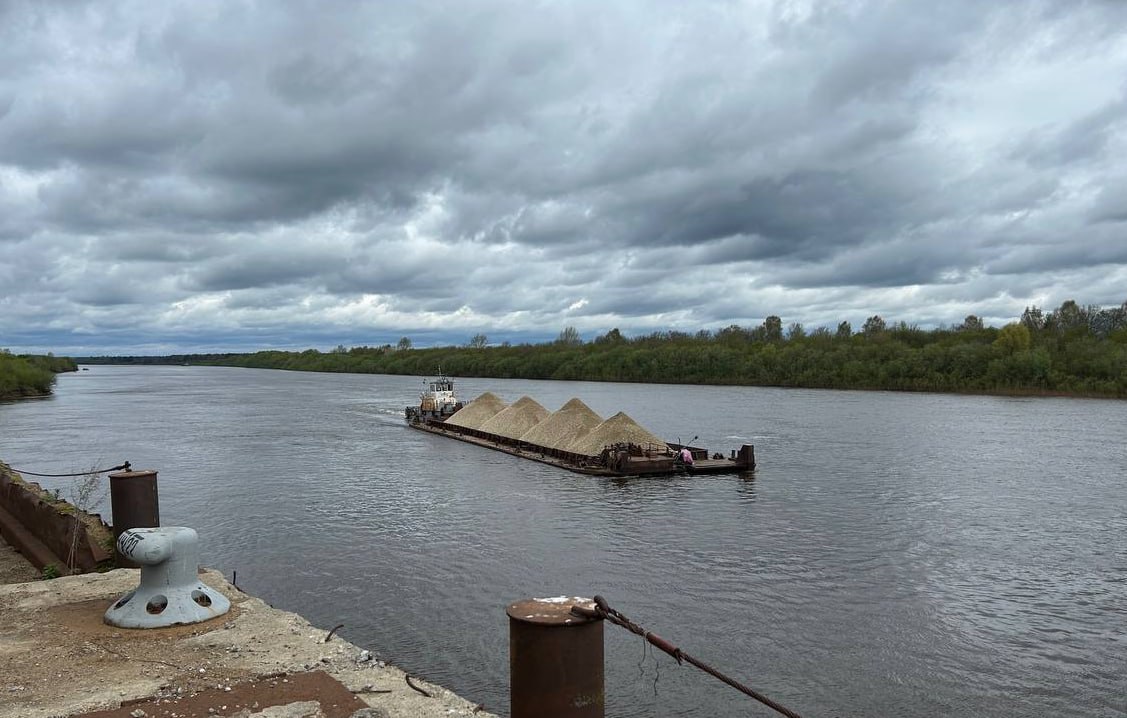 Впервые за 33 года углубят реку Вятку у города Кирова Работы запланированы на навигацию 2026 года и затронут 10 километровый участок от грузового порта у деревни Большая Гора до центральной набережной Последний раз дно чистили здесь в 1993 году отметил первый зампред правительства области Алексей Жердев По поручению губернатора Александра Соколова мы продолжаем восстанавливать внутренний водный транспорт на территории Кировской области Так с 2024 года грузоперевозки возобновлены от Советска до Кирова Уже два года по этому маршруту перевозим щебень для предприятий строительства и дорожного хозяйства который в том числе используется и при реализации нацпроекта Инфраструктура для жизни Кроме того разработано месторождение песка и гравия Загарское которое также обеспечит потребности дорожников и строителей напомнил Алексей Жердев Возрождение перевозок уже помогло обновить флот Теперь задача расширить ассортимент грузов в планах перевозка металла зерна леса и негабаритных конструкций Это сделает речной транспорт более востребованным для местных предприятий Подписывайтесь на канал Кировской области в MAX