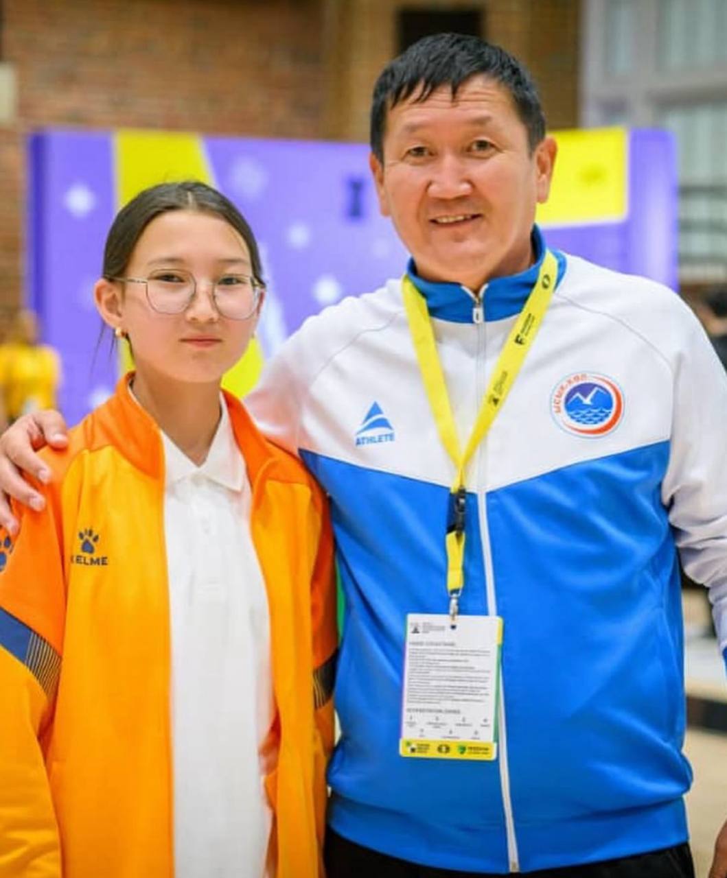 Юная шахматистка из Кыргызстана завоевала золото на чемпионате мира в США Выступление 14-летней кыргызстанки Эдисы Бердибаевой стало сенсацией командного чемпионата мира по шахматам среди школьников WSCT 2025 . Среди ярких событий турнира - первое место в индивидуальном зачете на третьей доске 14-летней Эдисы Бердибаевой из Кыргызстана. Ее успех стал не только личным достижением, но и символом растущего потенциала шахмат в Центральной Азии. Кыргызстан представляла команда школы-гимназии №11 Каракола, которую отобрали после победы в отборочном турнире среди школьных команд республики. В чемпионате участвовали более 50 команд со всего мира. Кыргызстан занял 28-е место. Состав команды Кыргызстана: Эрхан Зарылыков - 1-я доска; Элим Кенешбеков - 2-я доска; Эдиса Бердибаева - 3-я доска; Медет Джапаров - руководитель делегации.