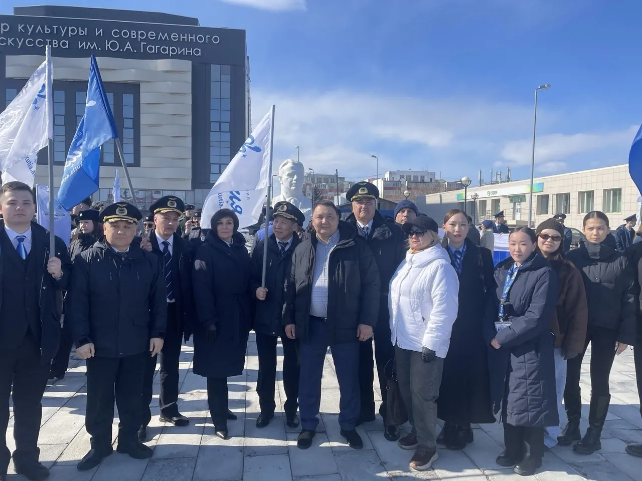 Сотрудники авиакомпании Якутия приняли участие в церемонии возложения цветов к памятнику Гагарину В Якутске ко Дню космонавтики состоялась торжественная церемония возложения цветов к памятному бюсту Юрия Гагарина Мероприятие было приурочено к 65 й годовщине первого полета человека в космос В церемонии приняли участие представители окружной администрации города жители Гагаринского округа ветераны школьники учителя сотрудники авиакомпаний Якутия и Полярные авиалинии и многие другие Сотрудники авиакомпании Якутия вместе с коллегами авиаторами возложили цветы к монументу Юрий Гагарин это символ безграничных возможностей человека Для нас авиаторов его подвиг не просто страница истории а вечный ориентир Мы гордимся тем что наша работа в небе продолжает дело первопроходцев космоса отметили участники церемонии Таким образом авиакомпания Якутия традиционно участвует в памятных мероприятиях посвященных Дню космонавтики подчеркивая связь между историей мировой космонавтики и повседневной работой гражданской авиации в регионе