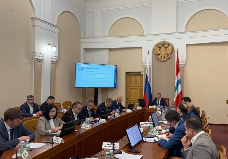 Проблемы экспорта омской продукции АПК соберут в один документ На заседании экспортногое совета при губернаторе Омской области подвели итоги и перспективы развития экспорта агропромышленного комплекса Министр сельского хозяйства Николай Дрофа сообщил что основную долю поставок сейчас формируют зерновые масличные культуры продукты пищевой и перерабатывающей промышленности Регион намерен сократить зависимость от сырьевого экспорта и увеличить долю продукции с высокой добавленной стоимостью Также были обозначены проблемы сдерживающие экспорт По поручению зампреда правительства Андрея Шпиленко профильные ведомства подготовят предложения по их устранению