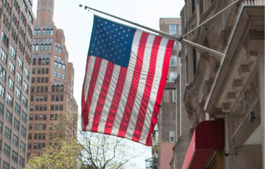 Резкое сокращение целевого использования зеленой энергии и увеличение ставки на ископаемое топливо политика которую продвигает президент Дональд Трамп в долгосрочной перспективе пойдет на пользу американской экономике но в ущерб тем странам которые всё ещё делают ставку на переход к зеленой энергетике К таким выводам пришли аналитики Bloomberg Economics По их оценкам США увеличат свой ВВП примерно на 1 к 2050 году если будут продавать больше ископаемого топлива избегая расходов на соблюдение экологических норм При этом мировая экономика в целом сократится на 0 2 если другие страны продолжат использовать возобновляемые источники энергии Если же они последуют примеру США американская экономика сократиться как и мировая примерно на одинаковую величину около 1 по сравнению со сценарием в котором все страны продолжат развивать возобновляемые источники энергии Глобальные выбросы CO2 также увеличатся примерно на 75 www ridus ru n 727405 ridusnews