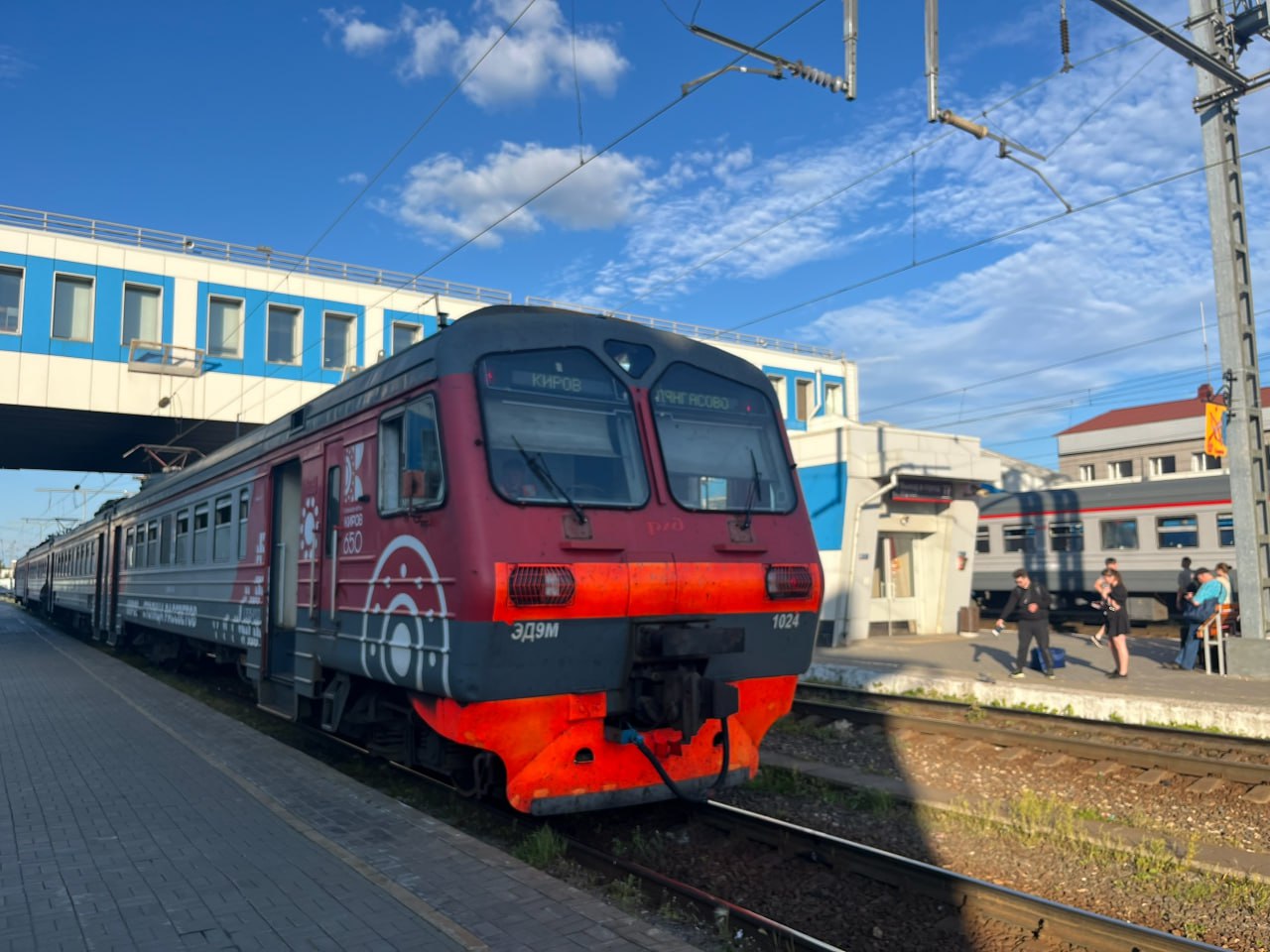 Количество рейсов электричек из Кирова в Кирово Чепецк будет увеличенно Горьковская железная дорога увеличит количество рейсов пригородных поездов сообщением Киров Чепецкая с 26 октября Из Кирова электропоезда будут отправляться в 5 10 6 31 7 30 14 20 15 33 16 21 18 05 19 03 прибывать на станцию Чепецкая в 5 50 7 11 8 10 15 00 16 13 17 01 18 45 19 43 Со станции Чепецкая рейсы запланированы в 6 33 7 35 8 35 15 25 16 34 17 15 19 05 и 19 55 а прибытие в Киров в 7 13 8 15 9 15 16 05 17 21 17 55 19 45 20 35 В пути следования составы совершат остановки на платформах Советская и Луговая Мы в MAX
