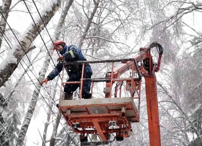 Непогода стала причиной 53 происшествий в Барнауле.  Городские власти оперативно организовали работу по борьбе со стихией. Очисткой и обработкой противогололёдными средствами дорог и тротуаров, обрезкой деревьев уже занимаются более 140 человек, задействовано свыше 80 спецмашин. Аварийные службы Горэлектротранса очищают контактную сеть электротранспорта от наледи. Также к уборке придомовых территорий привлекли 780 дворников.  Аварии на электросетях ликвидируют «Россети Сибирь» и «Барнаульская горэлектросеть»: 30 человек и 11 единиц техники. Из 11 повреждений 7 уже устранено. В 15:15 восстановлено электроснабжение п. Центральный. По последним данным, электроснабжение частично ограничено в п. Мохнатушка, п. Бельмесёво, мкр. Затон, ст. Ползуново.   «На ЛЭП, питающей посёлки Бельмесёво и Мохнатушка, заменили повреждённую опору и отремонтировали провод. Но из-за непогоды произошли новые аварии, которые сейчас устраняются. Задействованы 15 человек и 5 единиц техники. Прилагаются все усилия, чтобы вернуть свет в дома жителей», – сообщают в компании «Россети Сибирь».