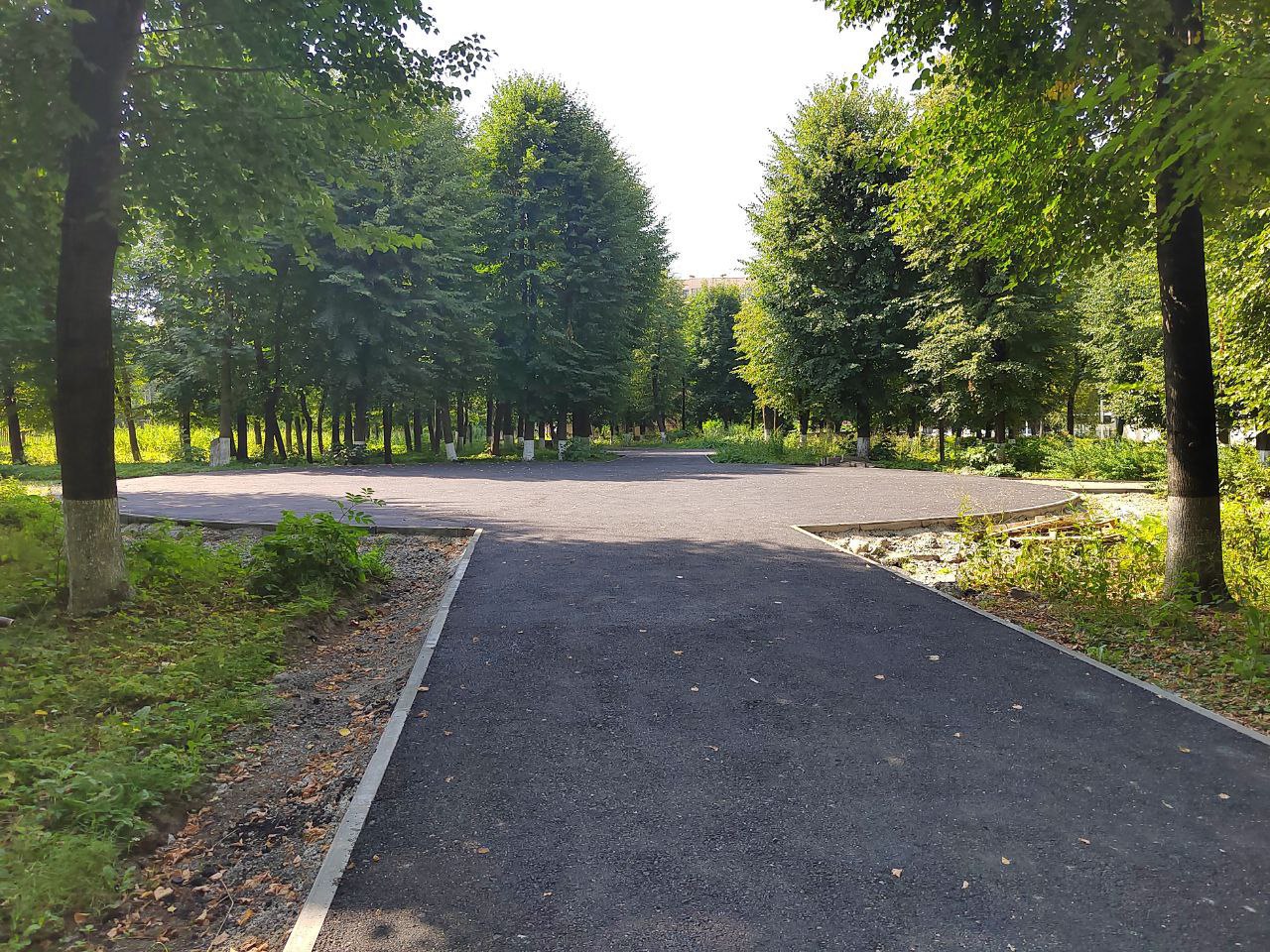 Продолжается благоустройство сквера около 29-й школы Владикавказа. Работы ведутся по нацпроекту «Инфраструктура для жизни». Как рассказал в своем телеграм-канале глава города Вячеслав Мильдзихов, специалисты уже завершают укладку асфальта на дорожках сквера и приступают к установке бордюров на территории перед школой. Также на объекте установят лавочки и урны. В прошлом году этот сквер стал одним из победителей всероссийского голосования за объекты для благоустройства. Вести Алания Владикавказ