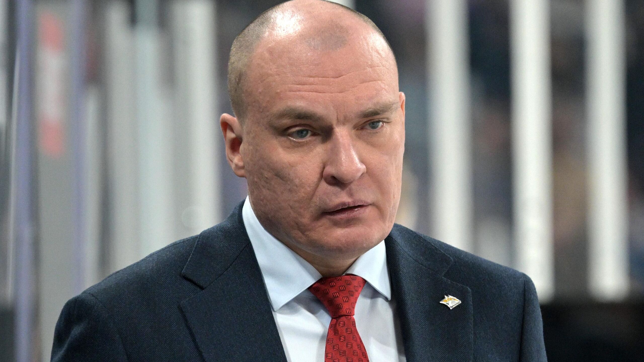 Главный тренер магнитогорского Металлурга Андрей Разин пошутил на пресс конференции что крупное поражение от екатеринбургского Автомобилиста в матче регулярного чемпионата Континентальной хоккейной лиги КХЛ связано с заменой предматчевого корреспондента на черненькую девочку Металлург в воскресенье проиграл Автомобилисту со счетом 1 8 Это поражение стало для Магнитки вторым самым крупным в чемпионатах России Бывают такие игры Если посмотреть статистику да и матч и счет Должна быть в обратную сторону вся статистика Но сегодня такой день Я предполагаю это все из за того что поменяли предматчевого корреспондента Все время был рыжий бородатый парнишка а тут вдруг девочку черненькую поставили все с этого началось Но это шутки