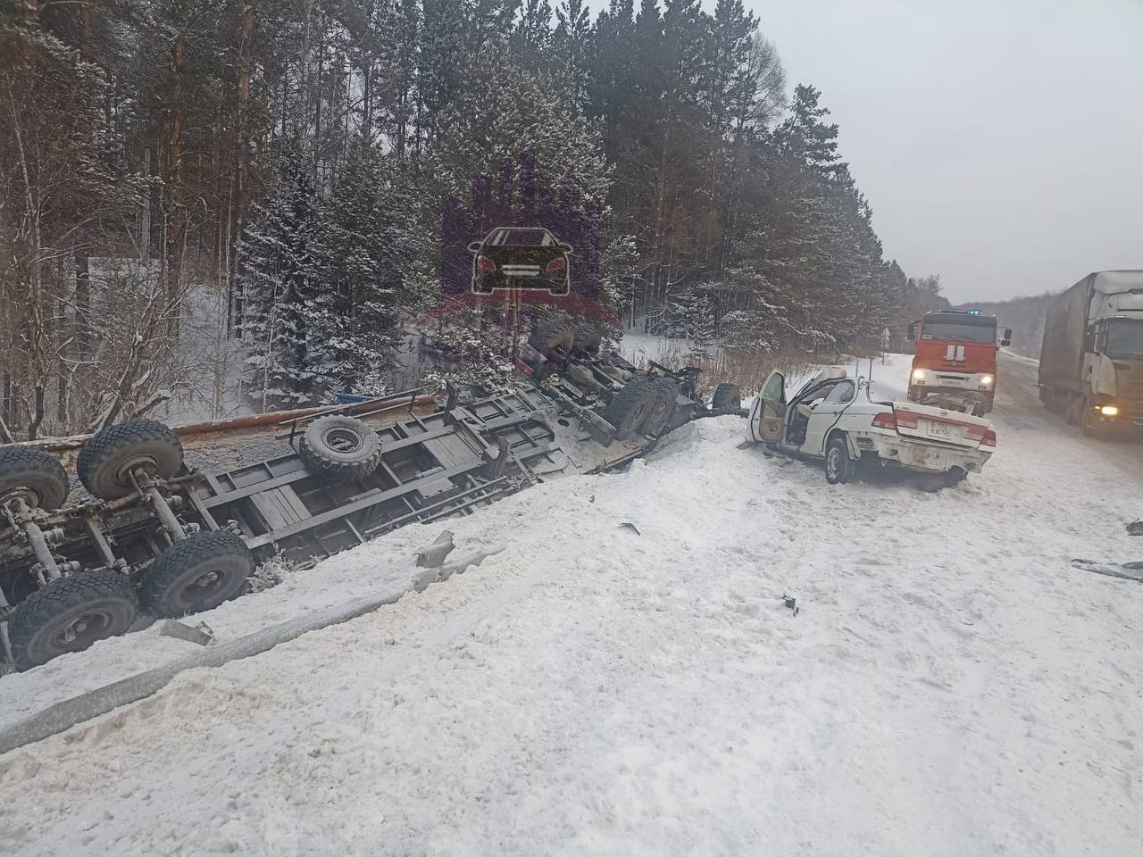 Телеграм-канал "ЧП Красноярск" публикует снимки с места аварии.   ОБНОВЛЕНО!  В Госавтоинспекции рассказали: 33-летний водитель "Тойоты Бельта" допустил выезд на встречную полосу, в результате произошло столкновение с автомобилем "КамАЗ". Грузовик отбросило на встречную полосу, где он столкнулся с "Ниссан Патрол" и "Ниссан Блюберд". В результате ДТП пострадал пассажир автомобиля "Ниссан Блюберд", а его водитель и водитель "Тойоты Бельта" скончались в карете скорой помощи.