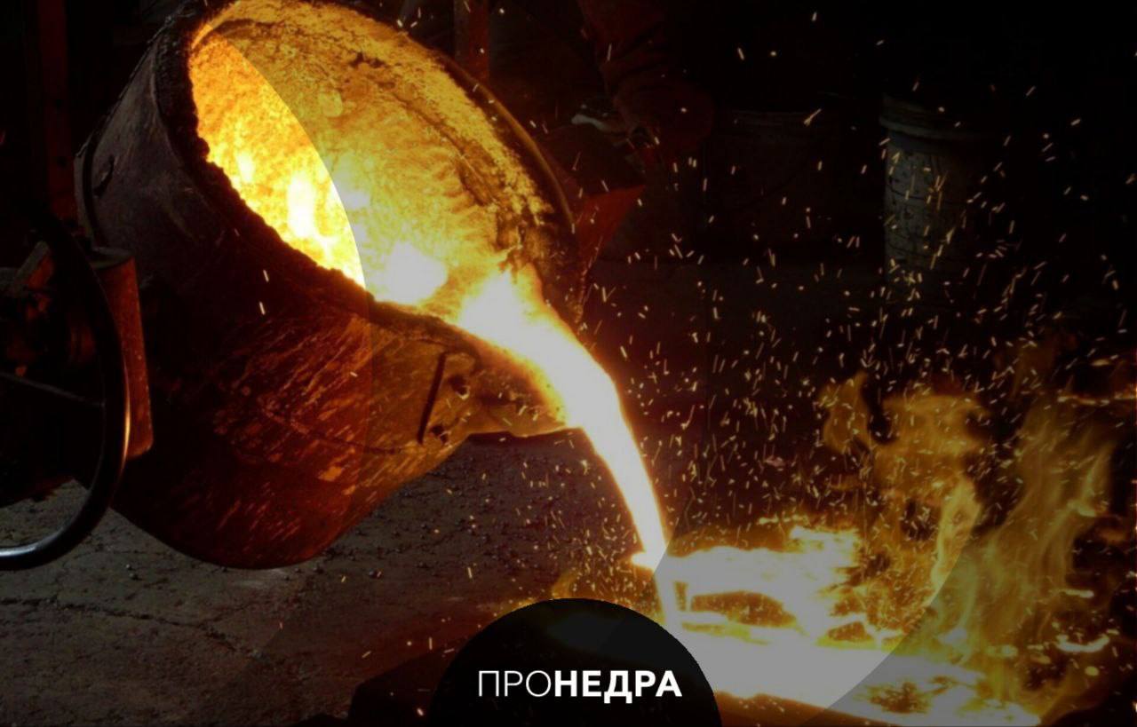 Минпромторг допустил отмену акциза на жидкую сталь при компенсации потерь бюджета Отмена акциза на жидкую сталь для электрометаллургических предприятий возможна если удастся компенсировать выпадающие доходы бюджета заявил глава Минпромторга Антон Алиханов в интервью Интерфаксу По его словам источник компенсации может быть найден за счет повышения экспортной пошлины на лом черных металлов Сейчас рассматривается вариант увеличения минимальной ставки с 15 до 25 евро за тонну Алиханов отметил что электрометаллурги уже пользуются льготной формулой расчёта акциза позволяющей временно обнулять выплаты при росте производственных издержек В Минпромторге считают возможным дальнейшее обсуждение вопроса совместно с Минфином Пронедра Подписывайся