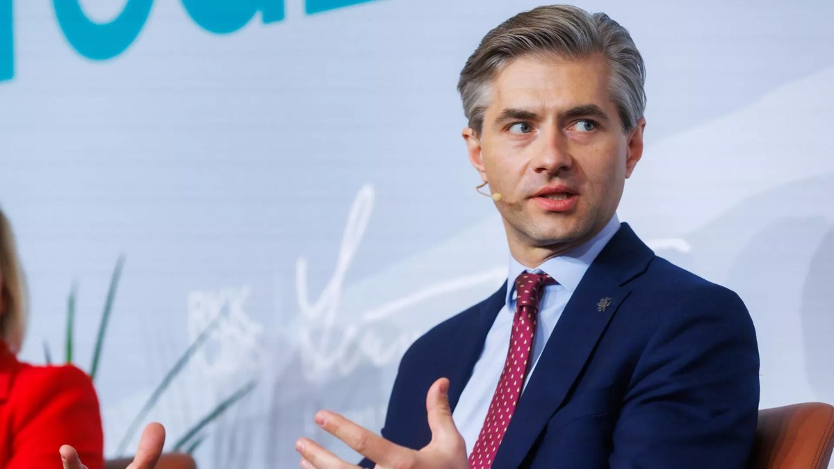 Литва отреагировала на снятие США санкций с Белавиа Глава МИД Литвы Кястутис Будрис заявил что решение Вашингтона станет испытанием для санкционной политики ЕС Это не означает что после принятия такого решения США сразу будет решение ЕС Это станет серьёзным испытанием на прочность санкционной политики ЕС Мне кажется её нужно будет сохранить и Литва безусловно будет способствовать её сохранению отметил он Будрис подчеркнул причин для ограничений достаточно а пересмотра санкций в отношении Беларуси не обсуждают