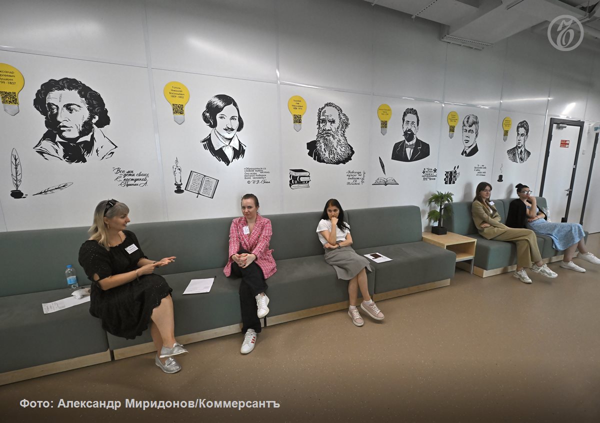 С 2026 года возможность сдать два а не четыре ОГЭ может появиться у девятиклассников Татарстана Московской Ростовской Тверской и Тюменской областей Соответствующий законопроект в ближайшее время внесет в Госдуму правительство В случае принятия закона новым регионам участникам предстоит разработать нормативно правовую базу для введения новых правил и распределить бюджетные места в СПО к 1 марта Они также будут должны гарантировать возможность бесплатного получения профессии всем девятиклассникам решившим сдать два экзамена Сейчас упрощенное поступление в колледжи доступно только для школьников Москвы Санкт Петербурга и Липецкой области Благодаря пилотному проекту в первый год его проведения количество бюджетных мест в учебных учреждениях увеличилось почти на треть а неуспевающих стало на 40 меньше Ъузнал