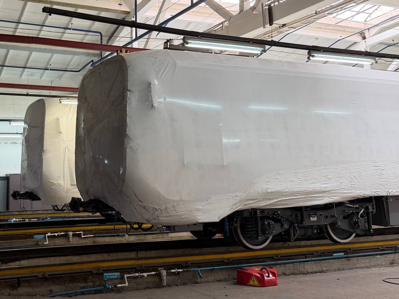 Четвёртый и пятый поезда Ермак прибыли на станцию Новосибирск Главный Напомню в прошлом году Новосибирск заключил контракт на поставку пяти пятивагонных поездов Один из них уже работает на линии и перевозит пассажиров Два состава проходят обкатку специалисты проверяют работу систем управление плавность хода и безопасность Ещё два поезда прибыли сейчас и в ближайшее время также будут направлены на тестовые заезды Изначально поставку последней партии планировали на 2026 год но производитель завершил её раньше примерно на полгода Таким образом в город доставлены все пять новых составов заказанных для метрополитена в рамках этого контракта