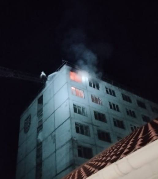 Этой ночью ВСУ атаковали здание гостиницы в Энергодаре БПЛА ВСУ попал в здание гостиницы на проспекте Строителей. Она закрыта и не принимает гостей, поэтому никто не пострадал. В результате атаки начался пожар. Возгорание было оперативно локализовано, благодаря чему удалось предотвратить распространение огня. Полностью выгорела только одна комната, сообщил Пухов.
