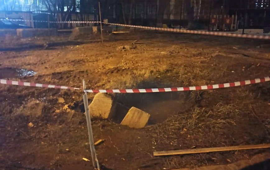 Диспетчер теплосети в Челябинске признан виновным в получении ожогов ребёнком Следствие и суд установили, что 17 ноября прошлого года подсудимый проигнорировал неоднократные сообщения жителей об аварии на теплосетях возле первого подъезда дома № 112 по Комсомольскому проспекту в Челябинске. Он не распорядился об ограждении опасного участка и выставлении предупреждающих знаков, что привело к трагедии: 11-летний мальчик, гуляя вечером, упал в яму с кипятком и получил ожоги 35% тела, повлекшие тяжкий вред здоровью. ПОДРОБНЕЕ URALPRESS.RU
