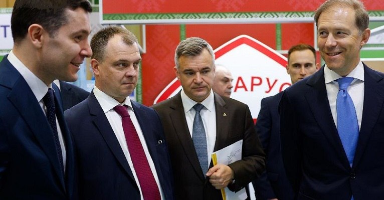 ЭЛЕКТРОНИКА GO FORWARD Российские разработчики электроники предложили Минпромторгу МПТ регламентировать практику форвардных контрактов в отрасли РЭП Участники рынка предлагают в т ч установить минимальную долю форвардных контрактов в госзакупках не менее 10 и авансирование заказа до 100 суммы Это некая реинкарнация идеи сквозных цифровых проектов почившей в бозе года три назад Предложения в МПТ направил консорциум АНО Вычислительная техника в АНО ВТ входят Аквариус Элемент Yadro и др В ведомстве подтвердили что работают над регулированием с электронщиками вместе Предложения на предварительном обсуждении с отраслевым сообществом Чиновники МПТ уточнили также что по итогам установят четкие сроки подготовки соответствующих проектов НПА Речь о комплексе мер снижения рисков и стимулах долгосрочного сотрудничества Одно из главных предложений АНО ВТ закрепление понятия форвардного контракта в отдельном новом законе или внесение изменений в 44 ФЗ порядок закупок для госнужд и 223 ФЗ порядок закупок компаний с госучастием АНО ВТ предложил также законодательно закрепить обязательные требования к форвардным контрактам закреплять не конечную сумму а формулу расчета цены Из за связи с длительных циклов разработки и создания проммощностей для электронных проектов АНО ВТ предлагает еще ввести налоговые инвест вычеты субсидирование части стоимости готовой продукции компенсации скидок производителям и возможность уплаты НДС не при получении аванса а при реализации изделий Для защиты интересов поставщиков ВТ рекомендует создать систему страхования рисков неплатежей по долгосрочным контрактам и закрепить невозможность одностороннего расторжения таких договоров заказчиком если поставляемая продукция включена в реестр российской РЭП Этим апрелем 1 й вице премьер Денис МАНТУРОВ фото справа поручил МПТ Минцифры и Минфину расширить применение практики форвардных контрактов в РЭП Профи объясняли необходимость форвардов сокращением финансирования федпроекта развития РЭП Тогда же МПТ предлагал прекратить выдавать субсидии производителям и разработчикам ЭКБ Взамен льготные кредиты Увы не случилось В этом сентябре на форуме Микроэлектроника 2025 глава МПТ Антон АЛИХАНОВ фото слева заявил что с применением форвардов в РЭП практику распространят и на др отрасли нужны юргарантии закон запрещающий заказчику разрывать контракты ВАШУ ЦИФРУ В регулировании форвардных контрактов ключевое четкость и прозрачность единая терминология типовые условия и распределение рисков по объему и срокам поставок говорит директор дивизиона стратегических программ Yadro Александр Понькин Практика договоров о будущих поставках есть но она фрагментарна и эффект форвардов крайне ограничен Реализация мер предложенных МПТ обеспечит устойчивый спрос на отечественную РЭП повысить инвестпривлекательность отрасли и снизить риски участников от скачков цен прыжков логистики и пресса налогов С этим согласны все