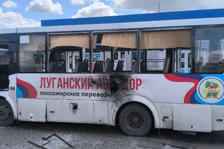 Дрон ВСУ атаковал автобусную остановку в Сватово Днем, 22 июня, беспилотник ВСУ атаковал автобусную остановку в Сватово, сообщила министр здравоохранения ЛНР Наталия Пащенко. В результате пострадали три человека: два водителя «Луганского Автодора» и пожилая женщина 1938 года рождения. Все они получили осколочные ранения и доставлены в местную больницу. Кроме того, повреждения получил рейсовый автобус.