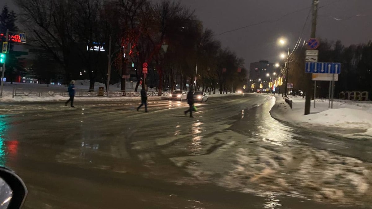 В Самаре зафиксировано двукратное превышение рекорда по выпавшим осадкам    9 января 2025 года в Самаре был установлен новый суточный рекорд по количеству осадков: за день выпало 21 мм дождя, что более чем в два раза превышает предыдущий максимум для этой даты. Как сообщает Приволжское управление гидрометеорологии и мониторинга окружающей среды  УГМС , прежний рекорд был установлен 9 января 1963 года и составил 10,5 мм.    Новые данные показывают, что за сутки в Самаре выпало 37,5% от месячной нормы осадков. Рекорды были зафиксированы и в других районах Самарской области. В Клявлино  зарегистрировано 21,9 мм осадков, что более, чем в три раза превышает предыдущий максимум для этого дня. Также значительное количество осадков наблюдалось в Кинель-Черкассах, Челно-Вершинах и на метеостанции Аглос в Волжском районе.    ГТРК Самара