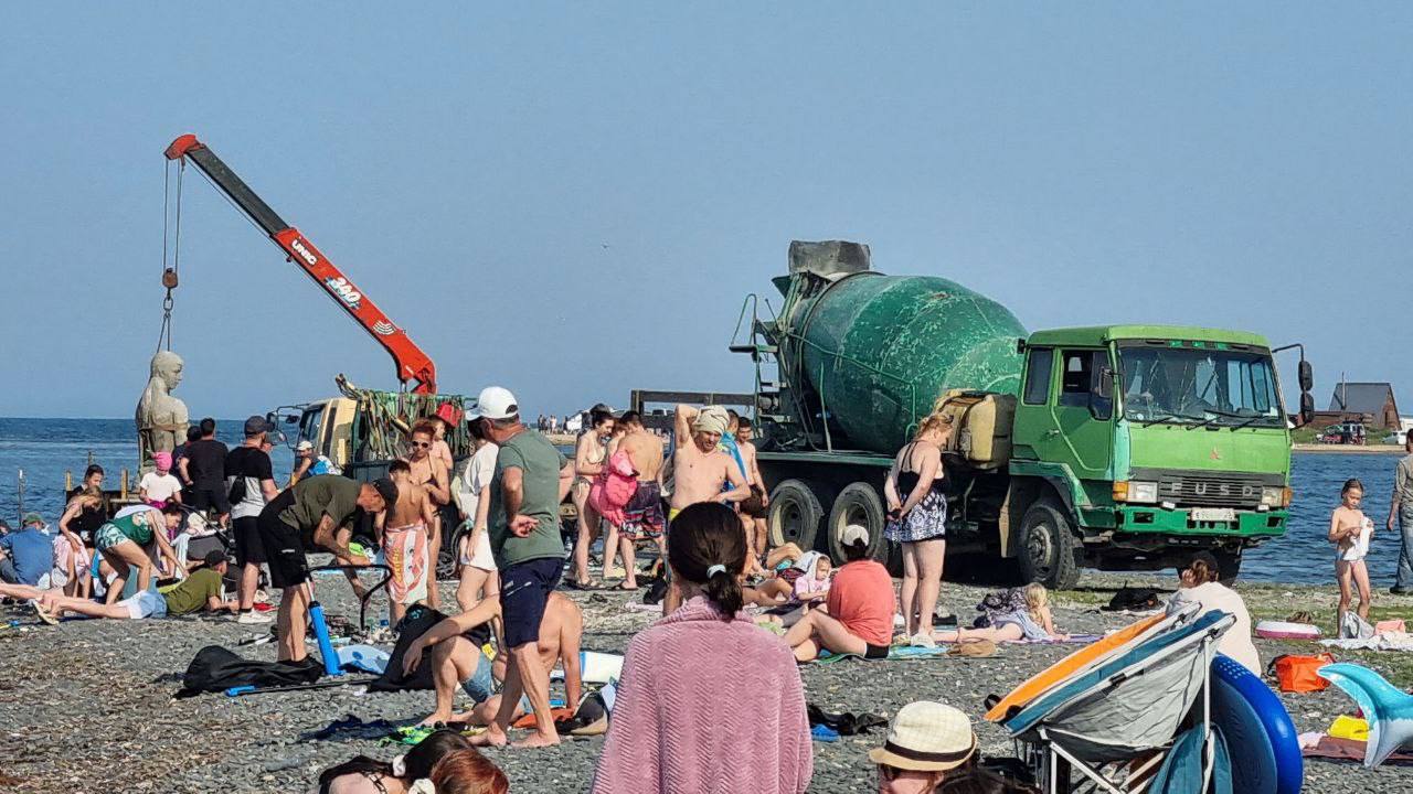  Русалку с «голым прошлым» переселили на Ахлёстышева Знаменитая скульптура русалки, которая 14 лет пролежала на дне Спортивной гавани, внезапно всплыла — буквально и фигурально. Отреставрированную бетонную даму с бурной судьбой установили не на привычном месте, а на пляже Ахлёстышева. Там она теперь будет то уходить в море, то появляться на берегу — как героиня сказки Андерсена. Хвост пока на донышке, грудь — переделали, внешние признаки — убрали. Всё — по многочисленным просьбам горожан, хотя 78% опрошенных хотели вернуть скульптуру в гавань. Город денег не тратил, всё сделано силами скульптора, спонсоров и общественников. / Реклама