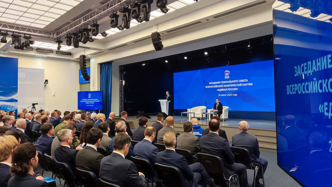 Дмитрий Медведев: Единая Россия работает над повышением качества депутатского корпуса – ключевую роль в этом играет Высшая партийная школа По качеству депутатского корпуса люди судят о партии, отметил Председатель партии на Генсовете. Он поручил ВПШ особое внимание уделить обучение актива в новых регионах - работа там идет, подчас, с риском для жизни.