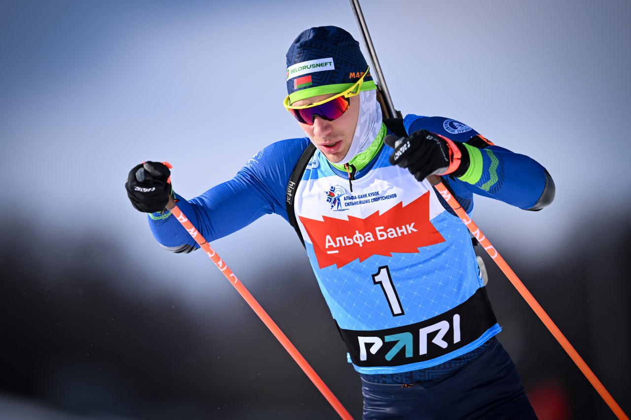 Антон Смольский занял первое место в гонке преследования на третьем этапе Кубка Содружества по биатлону По итогам спринта белорус стартовал шестым Антон хорошо справился со стрельбой На четвертом огневом рубеже он не допустил промахов и оторвался от соперников Второе место занял Даниил Сероховстов Бронзовый призер Эдуард Латыпов  Сегодня в 11 00 состоится гонка преследования у женщин Семь белорусок выйдут на старт пасьюта olympicteamby