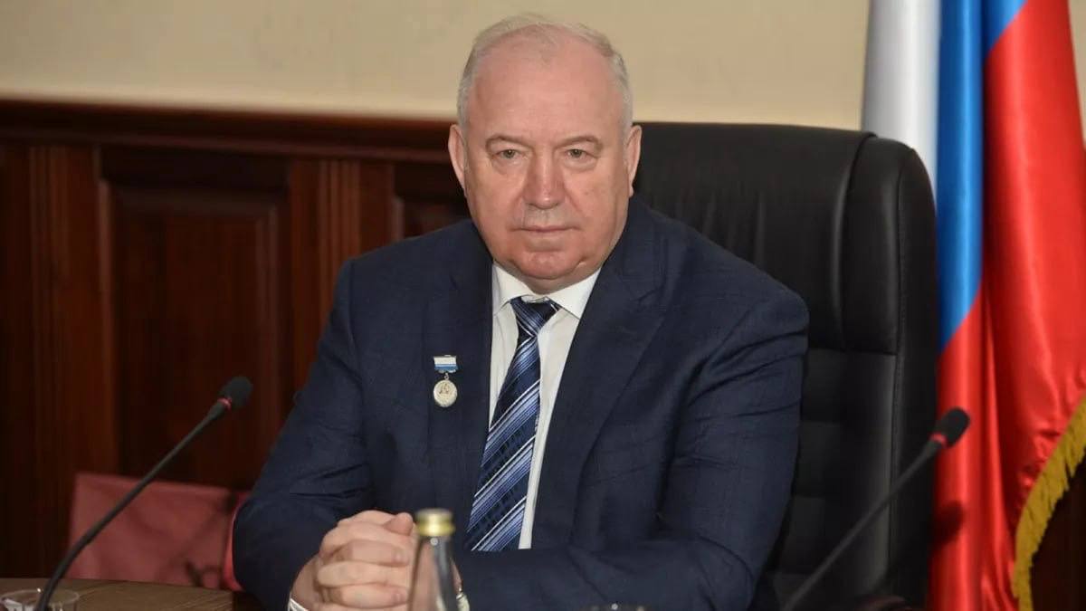 С бывшего замглавы правительства Республики Алтай взыскали 21 млн рублей Суд удовлетворил иск прокуратуры Республики Алтай о взыскании с бывшего первого заместителя председателя регионального правительства Роберта Пальталлера около 21 млн рублей сообщает пресс служба Генпрокуратуры РФ Пальталлер осужденный в 2022 году за получение взяток и превышение должностных полномочий в период своей работы приобрел имущество общая стоимость которого превысила сумму его доходов и доходов членов семьи Речь идет о пяти объектах недвижимости и четырех автомобилей премиальных марок Кроме того в рамках расследования уголовного дела у него изъяли более 3 8 млн рублей ювелирные изделия на сумму более 800 тысяч рублей В связи с превышением суммы расходов должностного лица над совокупным доходом членов его семьи прокуратурой республики в Алтайский районный суд Алтайского края направлено исковое заявление о взыскании с бывшего должностного лица и супруги солидарно в пользу Российской Федерации суммы неподтвержденных расходов в денежном эквиваленте в размере 20 9 млн рублей говорится в сообщении прокуратуры Суд первой инстанции в удовлетворении иска отказал в связи с чем прокуратура республики в Алтайский краевой суд внесла апелляционное представление Суд второй инстанции удовлетворил требования прокуратуры в полном объеме Толк