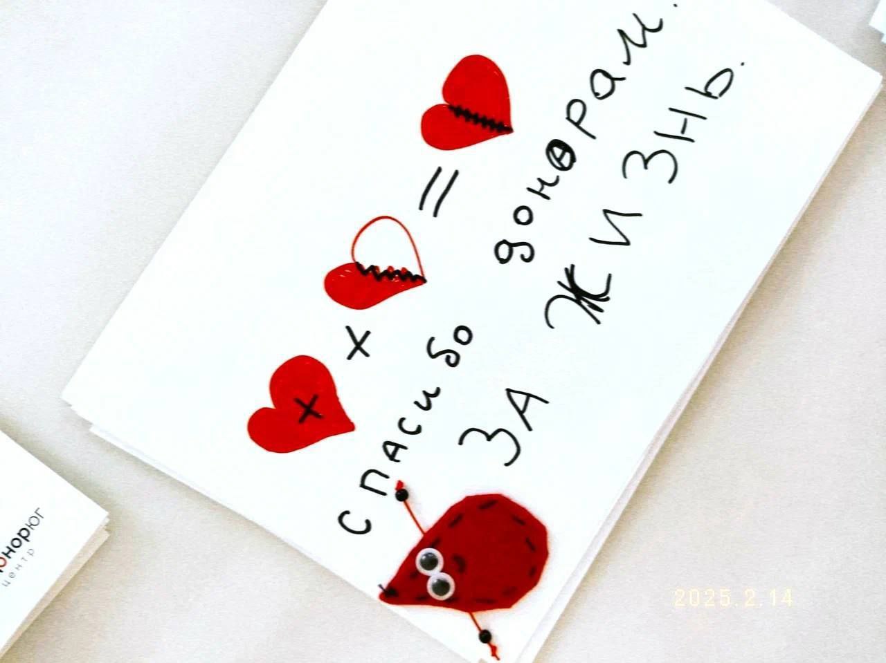 В Ростовской области наградили еще 128 человек которые стали донорами крови не менее 30 раз Распоряжение о присвоении им звания Почетный донор Ростовской области подписал губернатор региона Юрий Слюсарь Глава области отметил что некоторые из награжденных безвозмездно сдавали кровь до 60 раз А ведь каждая донация спасенная жизнь ребенка мамы солдата отметил Юрий Слюсарь и от всего сердца поблагодарил новых Почетных доноров Данные для представления к награждению доноров подает в минздрав области ГБУ Ростовской области Станция переливания крови напомнили в правительстве региона Фото тг канал губернатора Ростовской области Юрия Слюсаря Вести Дон Telegram MAX