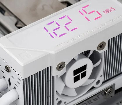 Thermalright выпустила HR-10 2280 PRO Digital — кулер для SSD со встроенным ARGB-дисплеем  Thermalright представила систему активного охлаждения для твердотельных накопителей под названием HR-10 2280 PRO Digital. Она предназначена для высокоскоростных SSD формата 2280 M.2 NVMe. Ключевой особенностью новинки стало наличие встроенного ARGB-дисплея, на который можно выводить данные о текущей температуре и скорости работы SSD.  Читать далее