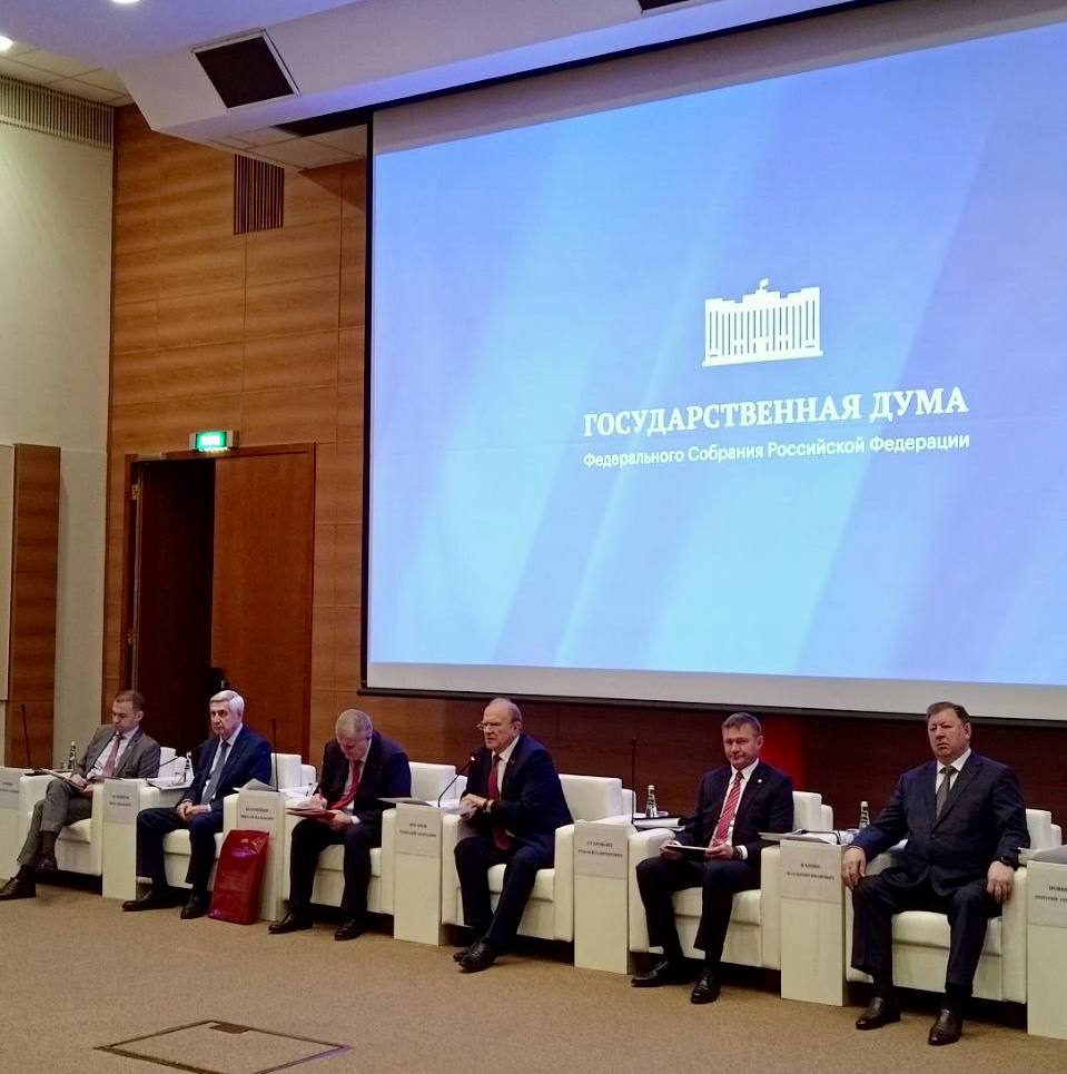 Сегодня на заседании фракции КПРФ в Государственной Думе выступил министр транспорта Роман Старовойт. Доклад получился насыщенным и содержательным, затрагивал широкий спектр тем – от развития дорожной и железнодорожной инфраструктуры до состояния речного транспорта и перспектив авиапрома. Все озвученные вопросы мы рассматривали с позиций нашей депутатской работы и реальных нужд регионов. Особое внимание уделили таким ключевым направлениям, как: строительство и ремонт дорог, в частности, крупных магистралей; развитие скоростного железнодорожного сообщения в том числе через Москву, Казань и Нижний Новгород, а также на южное и рязанское направления ; проблемы речного транспорта – как в части флота, так и состояния самих рек, которые с каждым годом мелеют и загрязняются. Очевидно, что без масштабных инвестиций здесь не обойтись. Мне удалось задать министру вопрос о ситуации в авиационной промышленности. В частности, я подняла тему производства лёгких пассажирских самолётов. Напомнила, что вице-премьер Юрий Трутнев признал: с проектом самолёта «Байкал» возникли серьёзные сложности, и перспективы его выпуска неясны, несмотря на значительные бюджетные вложения. В этой связи я обратила внимание министра на то, что в Саратове есть как производственные, так и кадровые ресурсы для организации серийного производства аналогичного самолёта, разработанного компанией «Русавиапром». Предложила Минтрансу рассмотреть возможность запуска производства в нашем регионе. Разговор был конструктивным. Однако, к сожалению, текущее финансирование транспортной отрасли не покрывает даже первоочередные потребности.