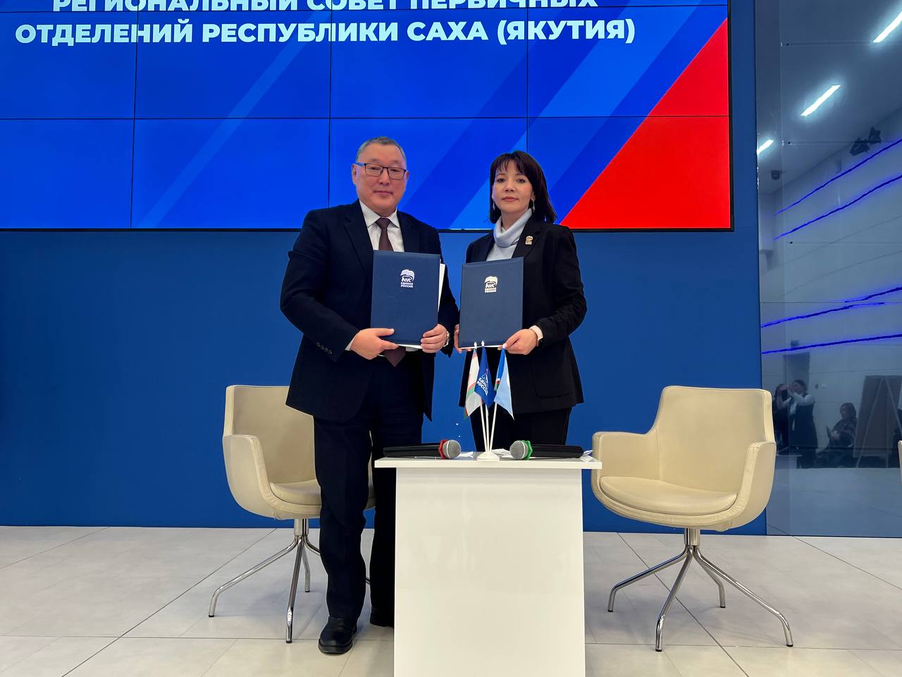 На пленарной части заседания регионального Совета первичных отделения Якутского регионального отделения Единой России состоялась подписание Соглашения о взаимодействии между Региональным исполнительным комитетом Единой России и Союзом организаций профсоюзов Федерация профсоюзов Республики Саха Якутия Соглашение подписано в целях сотрудничества и совместной работы направленной на защиту трудовых социальных гарантий граждан совершенствования законодательства в сфере социально трудовых прав работников реализацию Народной программы ЕдинаяРоссия ЕР14 НароднаяПрограмма МАХ ВК ТГ ДЗЕН ОК