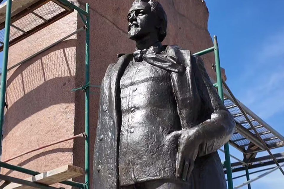 На Театральную площадь Красноярска вернулась бронзовая скульптура писателя Антона Чехова В администрации города напомнили, что во время строительства подземной парковки памятник временно убирали. Скульптуру очистили, укрепили конструкцию и восстановили подпись писателя. Монумент, смотрящий на краевой центр с нижней террасы площади, установили в 1995 году. Он появился благодаря скульптору Юрию Ишханову и архитекторам Арэгу Демирханову и Владимиру Чепижко. В 2025 году над восстановлением фигуры трудился скульптор Андрей Кияницын. : мэрия