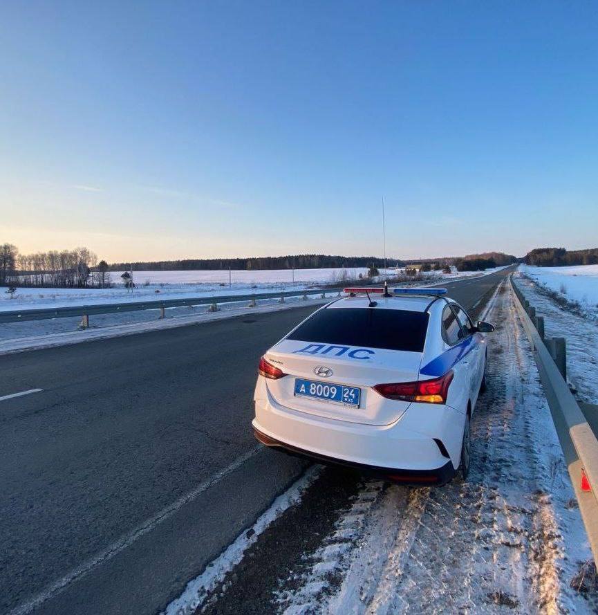 В Емельяновском районе автоинспекторы задержали водителя-лишённика, совершившего ДТП   Накануне в дежурную часть МО МВД России «Емельяновский» поступило сообщение об аварии на автодороге Красноярск — Енисейск. Полицейские установили, что водитель, совершивший ДТП, ранее уже был признан виновным в подобном инциденте, за что судом был лишён права управления транспортом на один год.   В ходе разбирательства выяснилось, что 40-летний водитель в 2023 году, будучи лишённым права управления, сел за руль автомобиля. Тогда по решению суда ему было назначено административное наказание в виде штрафа в размере 30 тысяч рублей. Выводов злостный нарушитель не сделал и в 2024 году вновь попался за рулём, за что получил штраф в размере 50 тысяч рублей.  Представляя опасность для других участников движения, водитель повторно совершил ДТП, в котором травмы получил пассажир автомобиля.    Возбуждено уголовное дело по ст. 264.3 УК РФ «Управление транспортным средством лицом, лишенным права управления транспортными средствами и подвергнутым административному наказанию или имеющим судимость».  Нарушителю избрана мера пресечения в виде подписки о невыезде и надлежащем поведении. Ему грозит лишение свободы на срок до одного года.    За прошлый год сотрудниками Госавтоинспекции края выявлен 61 факт данного деяния и 6 уже в этом году.       ГУ МВД России по Красноярскому краю