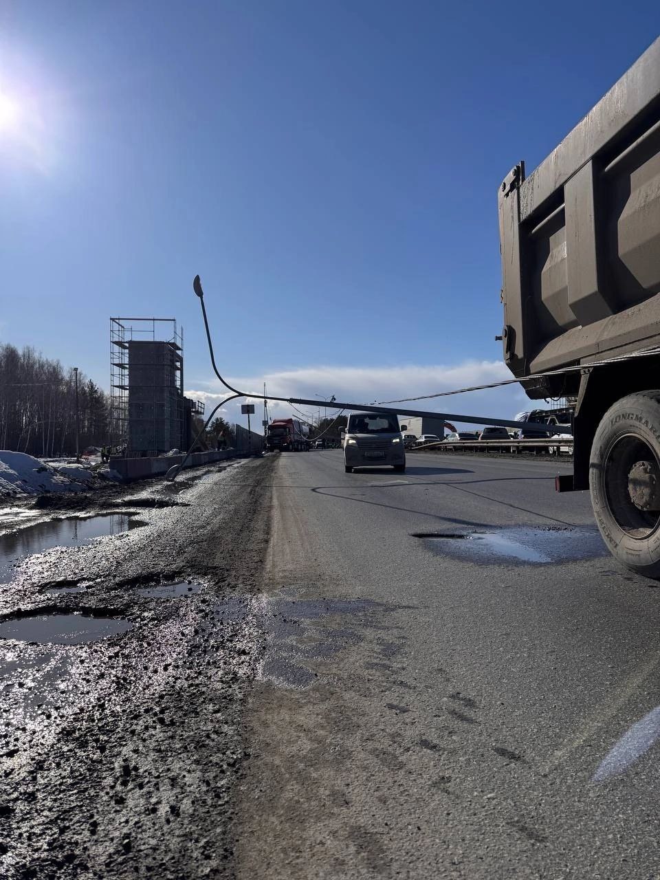 Завалились столбы на Московском тракте в районе строительства новой развязки.  ‍     VK /    Telegram /   Авторынок /    ДТП /   CAR72.RU /  Прислать новость:  +79044917272