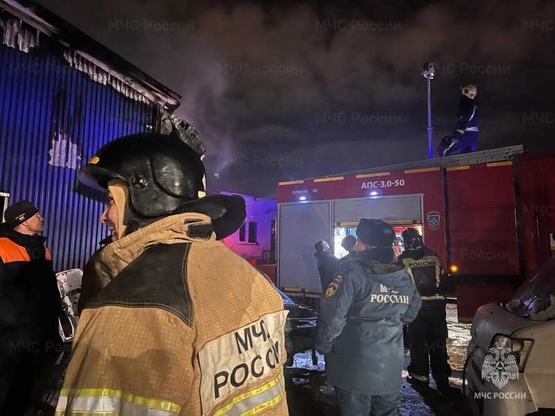 Пожарные ликвидировали возгорание в с. Костромское   17 ноября в 18:33  сах  диспетчеру Холмского пожарно-спасательного гарнизона поступило сообщение о возгорании крыши на магазине. Первый пожарный расчет прибыл через 14 минут. К моменту прибытия огнеборцев горела крыша открытым пламенем на площади 500 кв.м.    Возгорание было локализовано в 20:42  сах , а в 00:43  сах  полностью ликвидировано. В тушении участвовали 5 сотрудников и 1 единица техники ГУ МЧС России по Сахалинской области, 8 человек и 2 единицы техники пожарно-спасательной службы Сахалинской области, .  Погибших и пострадавших нет. Причины возгорания устанавливаются.