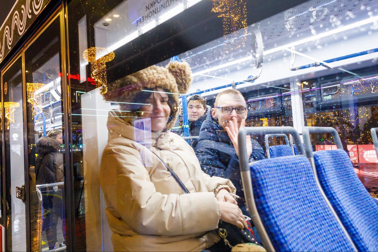 В Москве перезапустили маршрут 5 спустя 30 лет трамваи вернулись на Трифоновскую улицу Теперь здесь будут курсировать автономные трамваи Львёнок Москва Восстановление движения позволит жителям работникам и студентам быстро добираться до станции метро Рижская Маршрут 5 обеспечит новые пересадки на 8 линий метро и МЦД А в перспективе и на высокоскоростную магистраль Москва Санкт Петербург Время в пути между конечными остановками составит около 20 минут Вместе с Дептрансом Москвы связываем прошлое и будущее столицы новыми трамваями Комментарий генерального директора ПК ТС Андрея Юхненко Новые трамваи Львенок Москва стали первыми в России трамваями с гибридной системой автономного хода с динамической подзарядкой которые способны проезжать протяженные участки более 5 км без контактной сети с учетом работы систем кондиционирования и отопления Сегодня по технологии чистое небо реализованы два участка трамвайной сети на проспекте Академика Сахарова между Площадью трех вокзалов и Чистопрудным бульваром и на Трифоновской улице между улицей Образцова и Рижской площадью Для нас как разработчиков особенно ценно что наши вагоны лежат в основе этих прорывных проектов определяющих транспортную систему на десятилетия вперёд Поехали