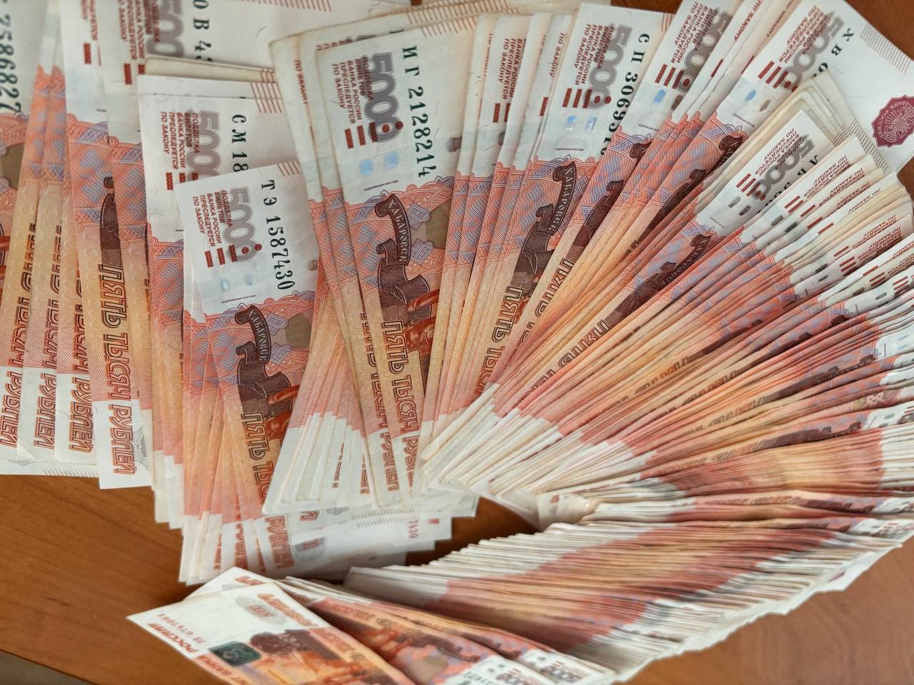 Руководитель и двое сотрудников коммерческого предприятия своровали деньги из федерального бюджета в ЕАО УФСБ России по ЕАО завершило расследование уголовного дела, связанным с хищением 8,5 миллионов рублей из федерального бюджета. Средства были выделены в рамках региональной программы «Формирование комфортной городской среды» для монтажа детского игрового оборудования в населённых пунктах автономии. Облученским районным судом рассмотрено 16 эпизодов данного дела. Генеральный директор ООО «Вега групп» и двое его подчинённых признаны виновными в мошенничестве, совершённом организованной группой в особо крупном размере ч. 4 ст. 159 УК РФ . Суд назначил генеральному директору 6 лет лишения свободы условно с испытательным сроком 5 лет, его подчинённым – 6 лет условно с испытательным сроком 4 года. Все осуждённые полностью возместили ущерб федеральному бюджету. Все НОВОСТИ ЕАО в одном месте жми Прислать новость