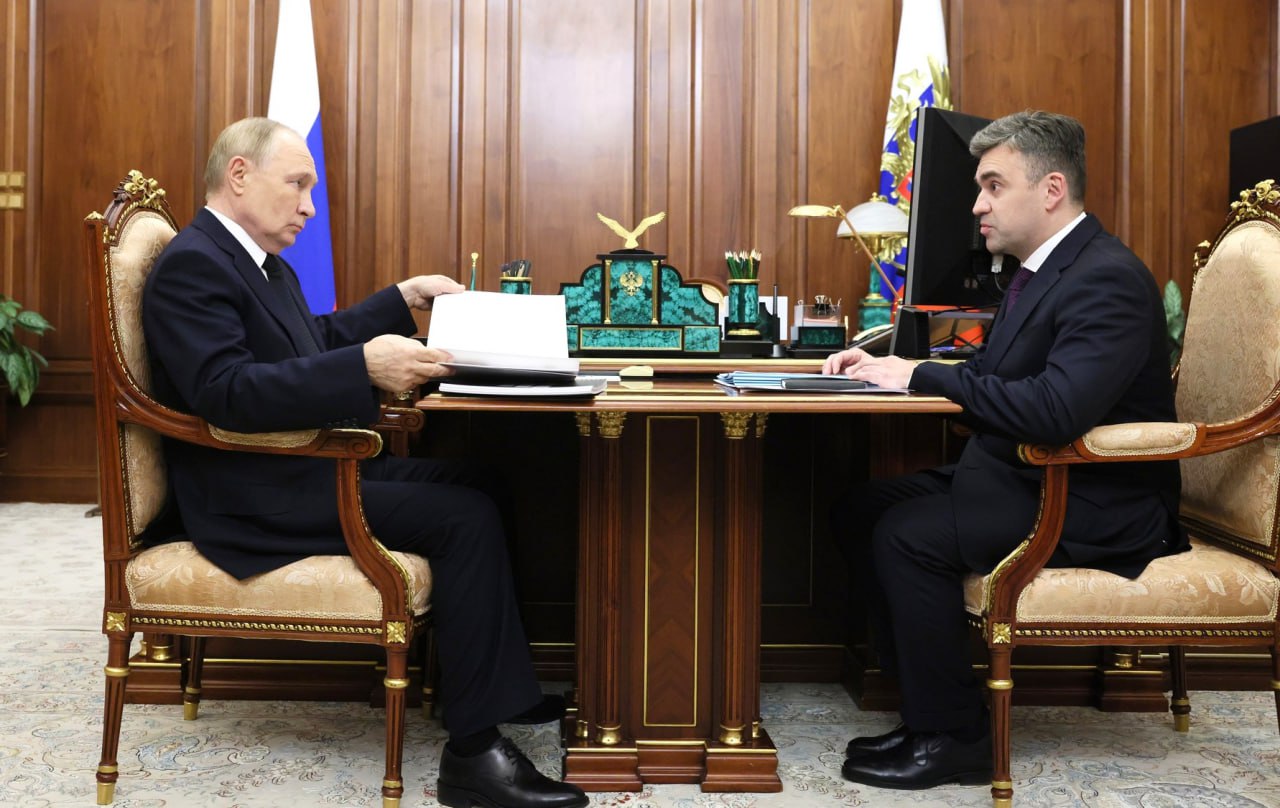 Президент Владимир Путин провел рабочую встречу с губернатором Ивановской области Станиславом Воскресенским. Воскресенский доложил Путину о развитии региона, отдельное внимание на встрече было уделено мерам поддержки малых городов.