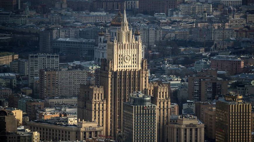 ИИ формирует новые формы зависимости на международной арене — МИД РФ Искусственный интеллект может изменить образ жизни человека, его следует использовать взвешенно, чтобы не оказаться не в том будущем, в каком хотим, заявила официальный представитель МИД РФ Мария Захарова в статье «НеоколонИИализм», напечатанной в «Российской газете». Дипломат отметила, что страны, не входящие в клуб «золотого миллиарда», сталкиваются с новыми формами зависимости, отличными от прежних. Они становятся зависимыми не только от поставок оборудования, но и от «настроек» алгоритмов, управляющих ключевыми процессами — образованием, медициной, логистикой, управлением общественным мнением. Подробнее