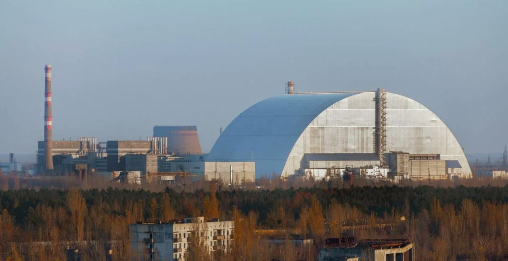 Перебои с электроснабжением Чернобыльской АЭС произошли из за потери подключения к линии 330 киловольт на подстанции в Славутиче объект быстро переключили на альтернативный источник МАГАТЭ В сообщении агентства со ссылкой на гендиректора Гросси говорится что электропитание было восстановлено за исключением нового безопасного конфайнмента укрытия в котором содержится саркофаг его питание обеспечивается дизельными генераторами Наш канал в MAX