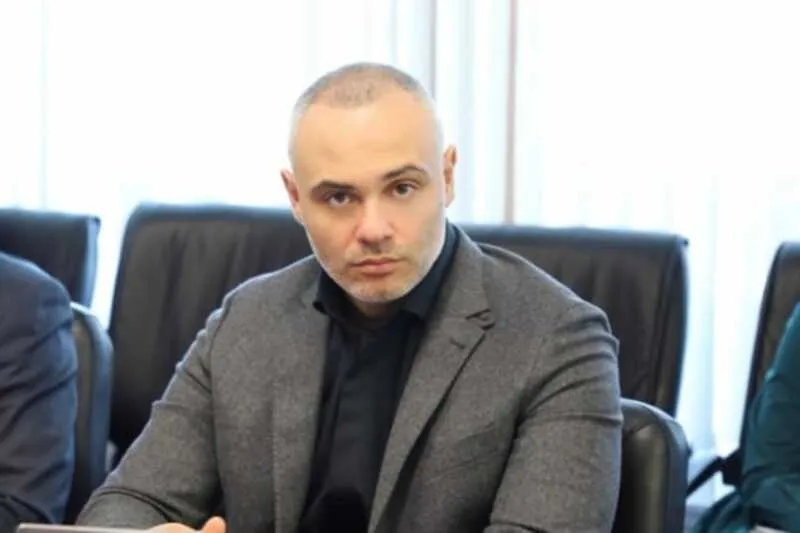 Суд отказал в свободе Фрунзенский районный суд Владивостока решил что депутат Артавазд Оганесян останется под стражей несмотря на предложение залога в десять миллионов рублей Политика обвиняют в попытке сбыта 50 килограммов ртути дело которое грозит ему до восьми лет лишения свободы Сторона защиты пыталась убедить суд смягчить меру пресечения предложив домашний арест и внушительный залог Однако следствие настояло на своём Итог арест продлён до 13 июня 2026 года Напомним что Оганесяна задержали в ноябре прошлого года вместе с двумя сообщниками когда те пытались провернуть весьма сомнительную сделку Фото соцстеи Подписаться на Telegram  Подписаться в MAX  Читайте нас на сайте