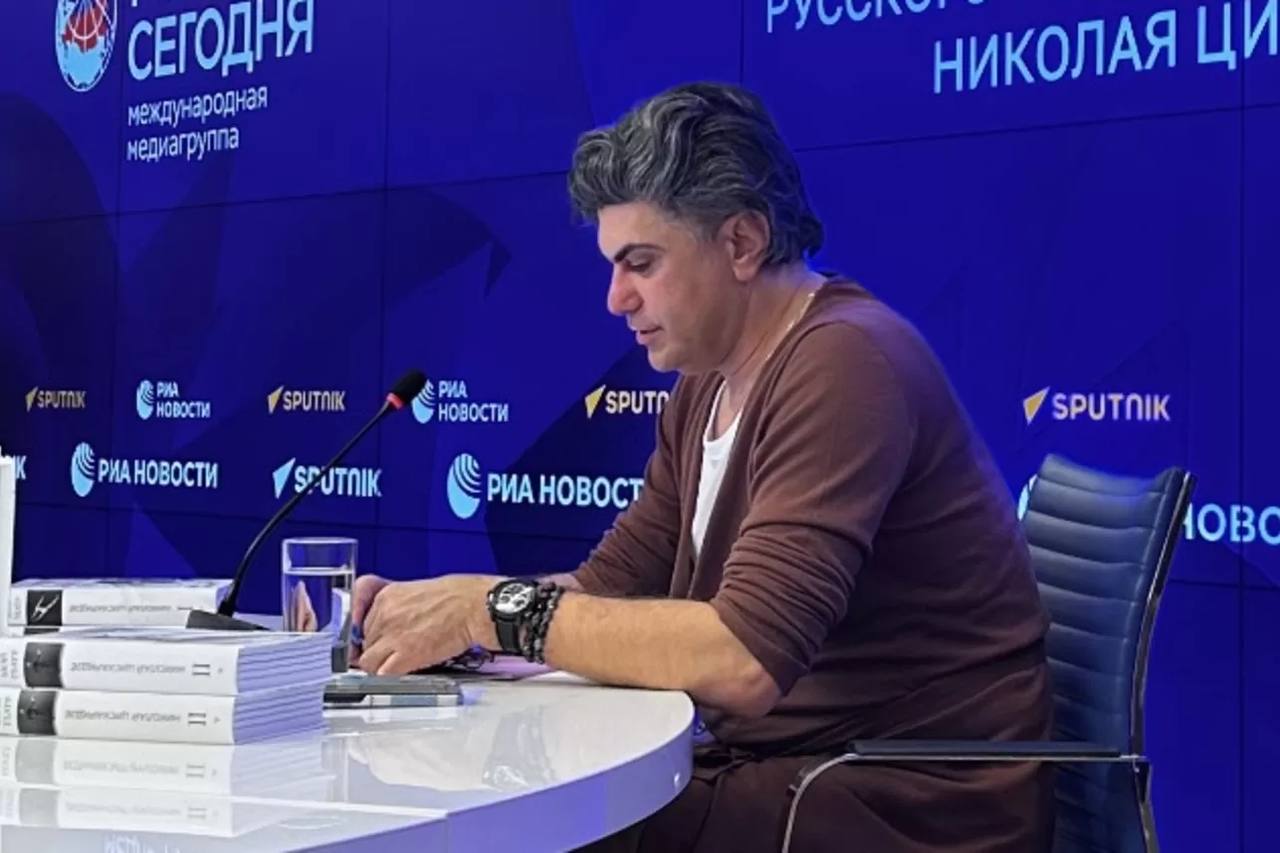 Николай Цискаридзе сменил имя и профессию Николай Цискаридзе рассказал, что работает над ролью в спектакле «Кабала святош», премьера которого состоится в МХТ им. А.П. Чехова. Зритель увидит Цискаридзе в образе короля Франции Людовика XIV. Примечательно, что для выхода на сцену Цискаридзе подобрал псевдоним, ведь его фамилию сопровождает шлейф заслуг, а на сцене драматического театра он начинает все с нуля. «Когда-то я сказал: если я однажды сойду с ума, я выйду под другим именем. Я не посмею встать с артистами драмы под своим именем», — поделился Николай Максимович на пресс-конференции и раскрыл псевдоним — Максим Николаев. Попробовать силы в новом амплуа Николая уговорил худрук МХТ Константин Хабенский. Именно он предложил Цискаридзе роль французского короля. Сам Константин сыграет в этом же спектакле Мольера. По словам Цискаридзе, отказать было невозможно: как сказать «нет», когда тебе звонит твой кумир? Кажется, Николай Максимович всем доволен: репетиции спектакля начались еще в марте, сюжет артист находит актуальным и злободневным, к тому же, как он неоднократно заявлял, давно является поклонником творчества Булгакова. А костюмы, к которым Цискаридзе всегда относится с большим вниманием, готовит российский модельер Игорь Чапурин. Ожидается, что премьера откроет новый сезон МХТ. 7Дней